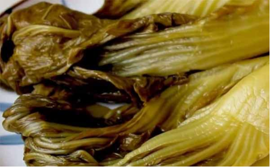 插旗菜業(yè)出口酸菜用食品X光機(jī)檢查，卻把腳踩的供給國內(nèi)