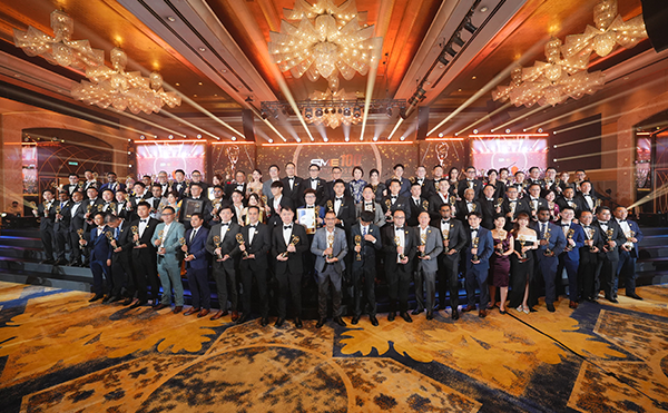 日聯(lián)科技海外子公司馬來(lái)西亞Ray Tech登榜 SME100「高速成長(zhǎng)企業(yè)獎(jiǎng)」日聯(lián)科技海外全資子公司馬來(lái)西亞Ray Tech (Malaysia) Sdn Bhd入選2025年度馬來(lái)西亞SME100 Award,Fast Moving Companies「高速成長(zhǎng)企業(yè)獎(jiǎng)」榜單 。 這一榮譽(yù)標(biāo)志著公司的創(chuàng)新能力與綜合實(shí)力已經(jīng)在東南亞企業(yè)界獲得權(quán)威認(rèn)可。 *SME100 Awards是東南亞地區(qū)權(quán)威的企業(yè)成長(zhǎng)風(fēng)向標(biāo)，由馬來(lái)西亞財(cái)政部引薦，聯(lián)合國(guó)家公信局等權(quán)威機(jī)構(gòu)創(chuàng)辦，以嚴(yán)苛的量化與質(zhì)化評(píng)估體系，綜合審視企業(yè)的成長(zhǎng)績(jī)效、創(chuàng)新能力、治理水平及社會(huì)貢獻(xiàn)。  【活動(dòng)現(xiàn)場(chǎng)】 （領(lǐng)獎(jiǎng)圖片） Ray Tech董事兼營(yíng)運(yùn)經(jīng)理 Alan Boon 領(lǐng)獎(jiǎng) 這一獎(jiǎng)項(xiàng)不僅是Ray Tech高速成長(zhǎng)與行業(yè)競(jìng)爭(zhēng)力的彰顯，更是業(yè)界對(duì)日聯(lián)出海東南亞發(fā)展成果的肯定。  打造馬來(lái)西亞高端智造檢測(cè)標(biāo)桿 Ray Tech (Malaysia) Sdn Bhd是日聯(lián)科技在海外打造的第一個(gè)綜合型基地，集研發(fā)、生產(chǎn)與技術(shù)服務(wù)于一體，構(gòu)建了全方位、一站式的技術(shù)支持體系，為東南亞制造業(yè)提供專(zhuān)業(yè)、系統(tǒng)的本土化智能檢測(cè)解決方案。