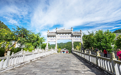 “五一”假期，測溫門助力各大景區(qū)疫情防控